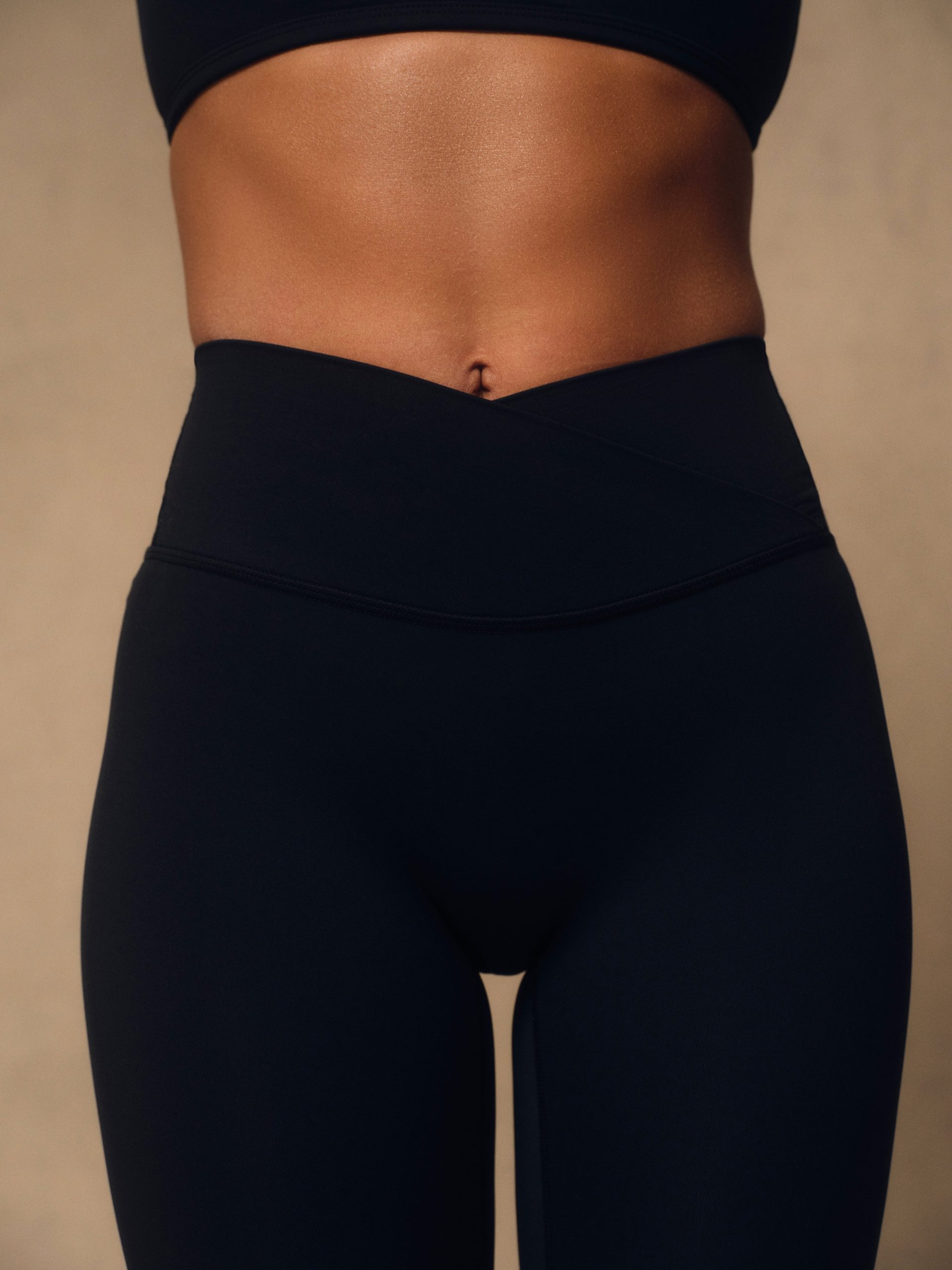 AERALINE? BREATHE WRAP LEGGINGS - ONYX - Image 4