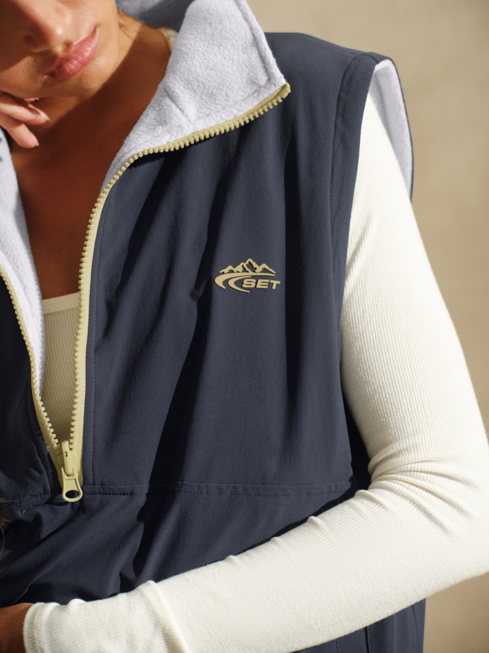 MICROFLEECE/NYLON DUET REVERSIBLE VEST - HIMALAYA - Image 5